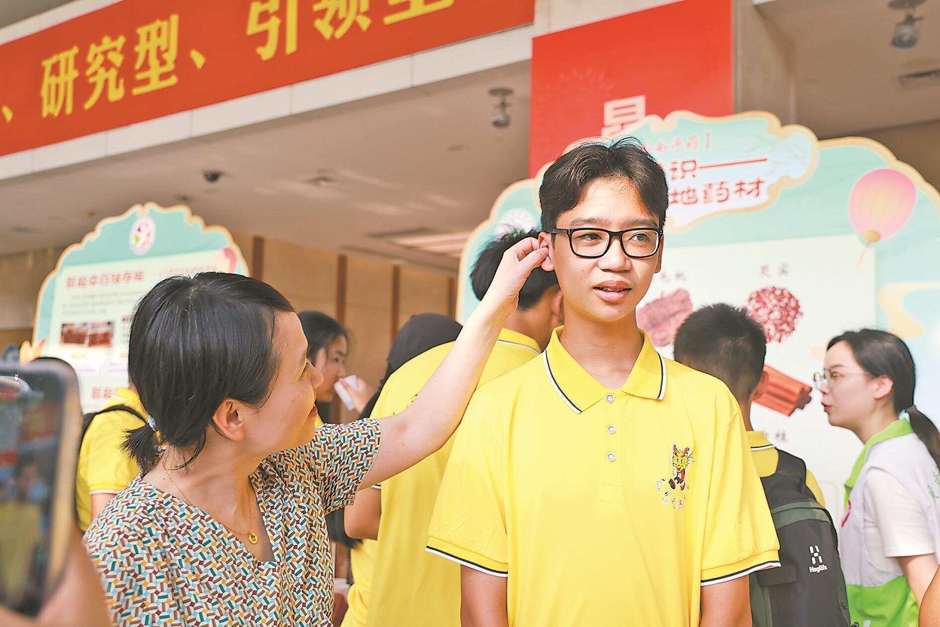6年后<strong></p>
<p>证券行情</strong>，14岁印尼男孩一眼认出当年为他治病的中医