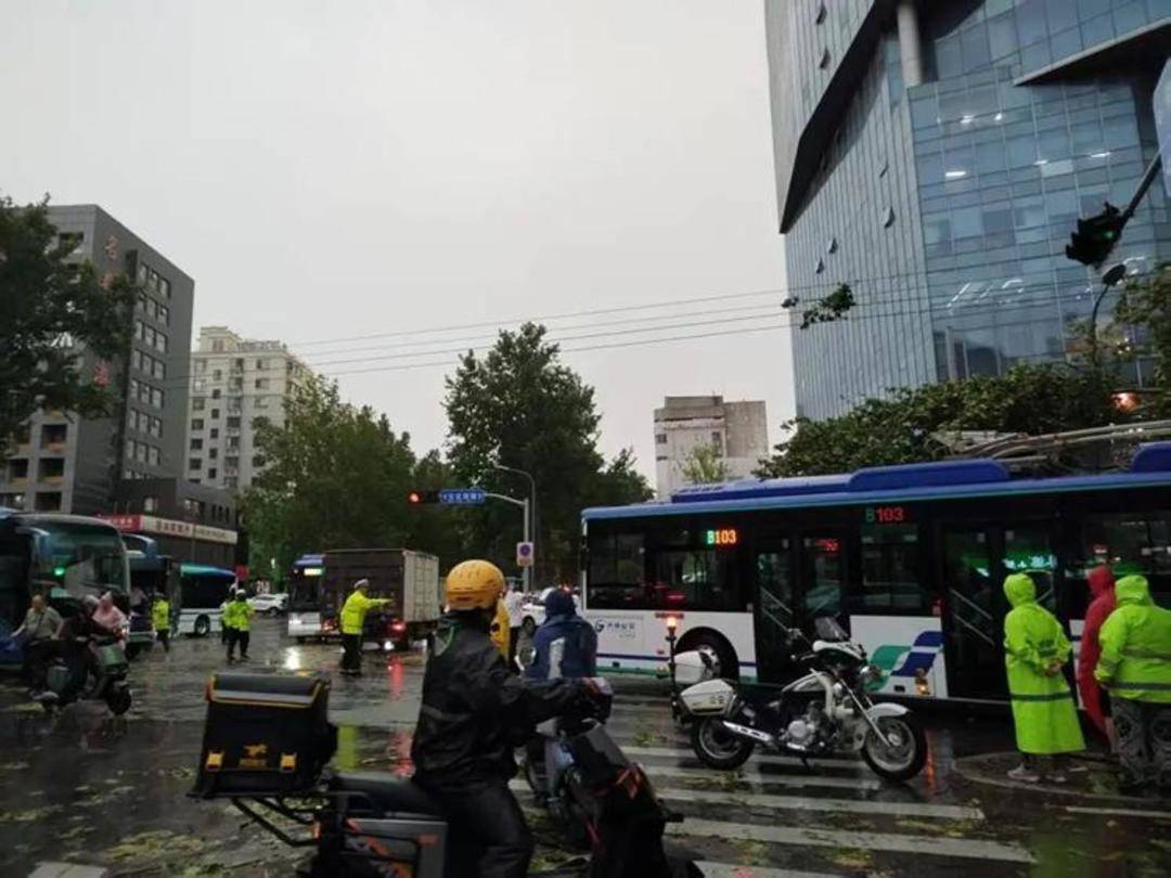 山东下<strong></p>
<p>手机证券开户</strong>了424个大明湖：多地出现暴雨