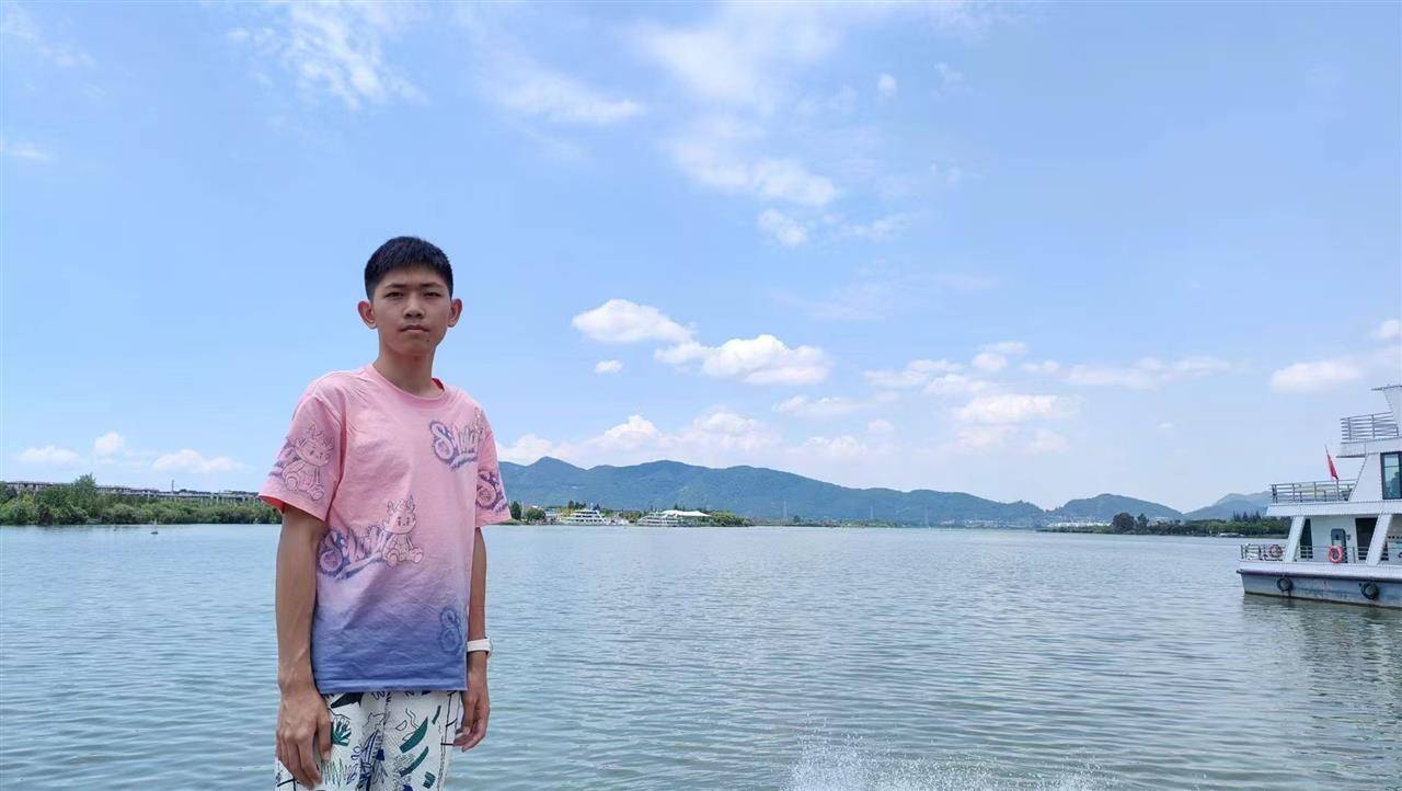 安徽一名18岁高中生坐飞机到西双版纳后失联<strong></p>
<p>证券资讯</strong>，景洪公安：目前没有进一步的消息