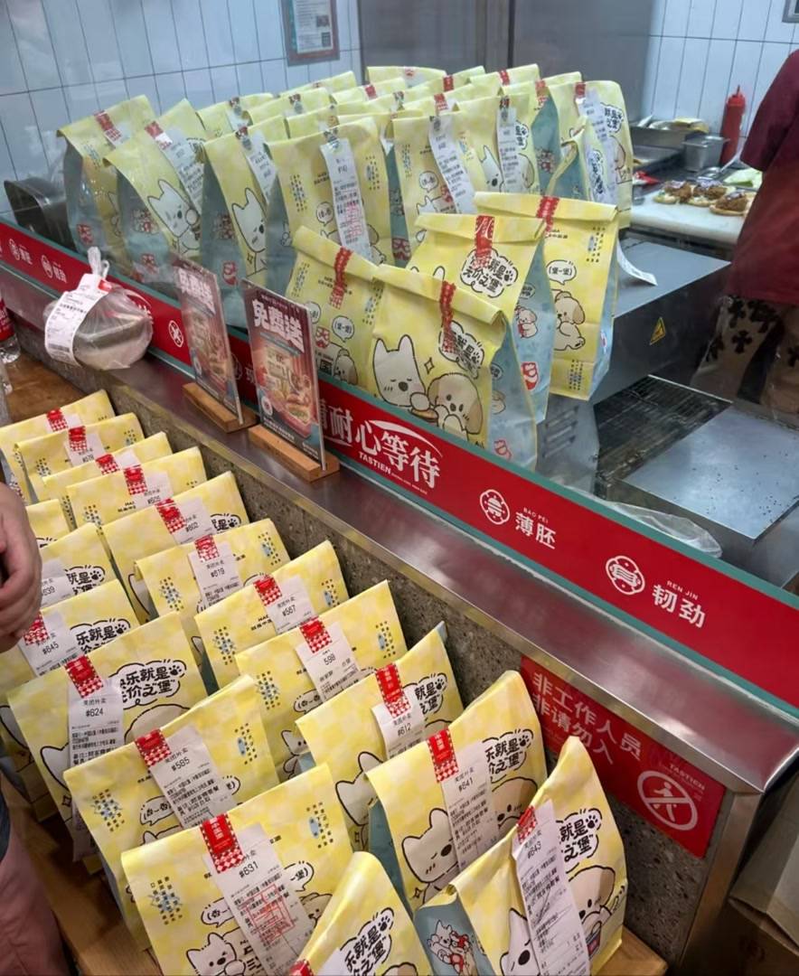 “0元购”现身“补贴大战”升级<strong></p>
<p>证券投资报告</strong>，外卖鏖战谁是赢家？