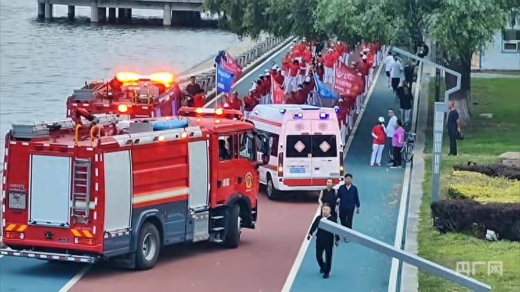 辽宁朝阳暴走团“顶牛”消防车救护车 事实谁来厘清<strong></p>
<p>证券账户查询</strong>？