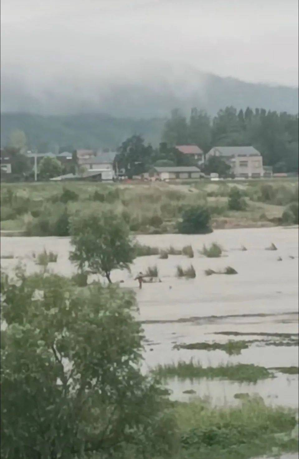 上游泄洪致下游突涨水<strong></p>
<p>资产支持证券</strong>，多名钓鱼者被困河中；湖北谷城警方：救起30余人，1人不幸溺亡