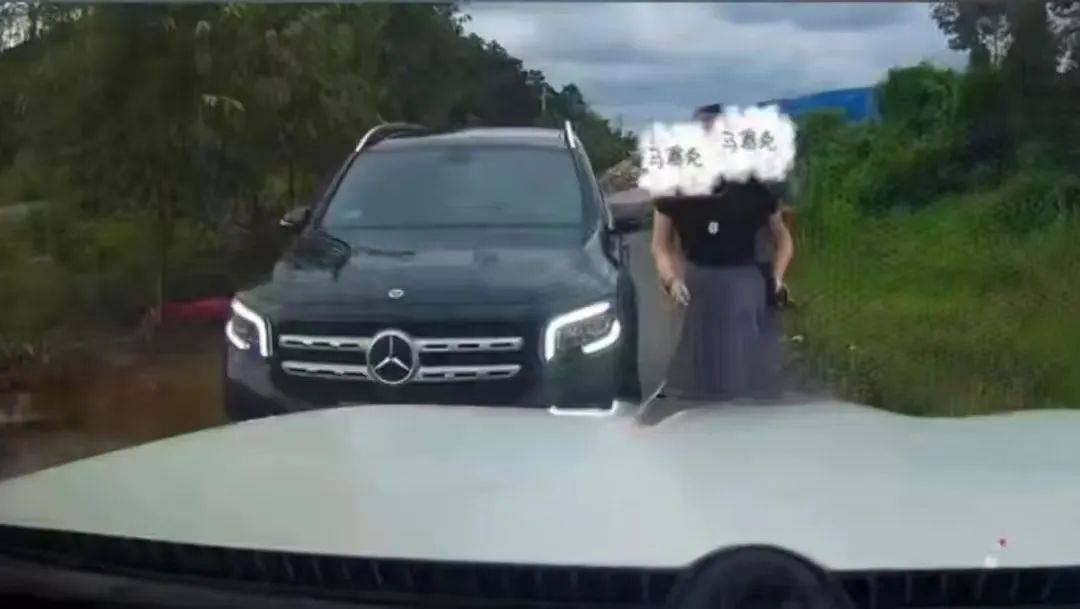“奔驰女司机亮证逼迫让路”<strong></p>
<p>证券公司面试</strong>，当地警方通报：成立工作组展开调查
