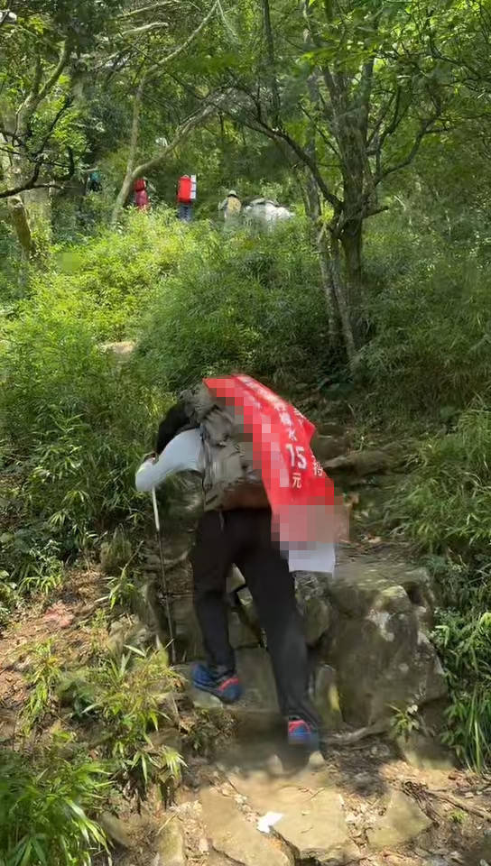 湖南一男子背40公斤蜜雪冰城上武功山售卖<strong></p>
<p>上市证券公司</strong>，当事人：收入不多纯体验，当负重训练