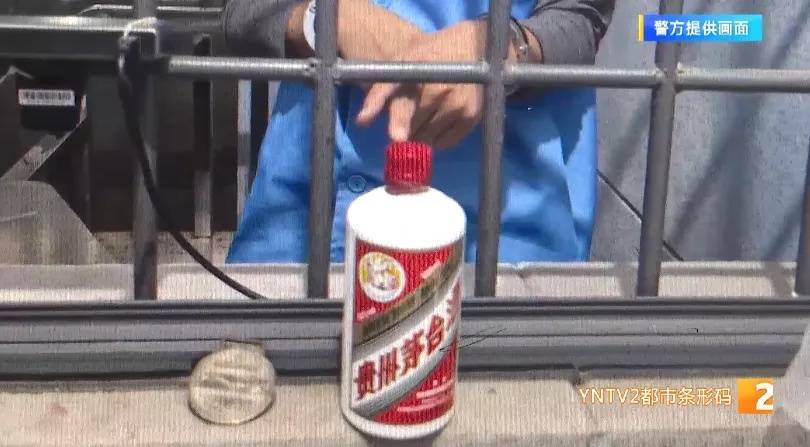 凌晨怪事！男子提着茅台袋子在车库<strong></p>
<p>证券</strong>，翻垃圾桶竟为了.....