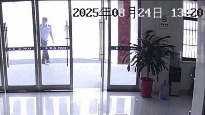 安徽一钓鱼佬钓到一条1米长20斤的“大鱼”<strong></p>
<p>002598股票</strong>，赶紧送到派出所，民警：放生！