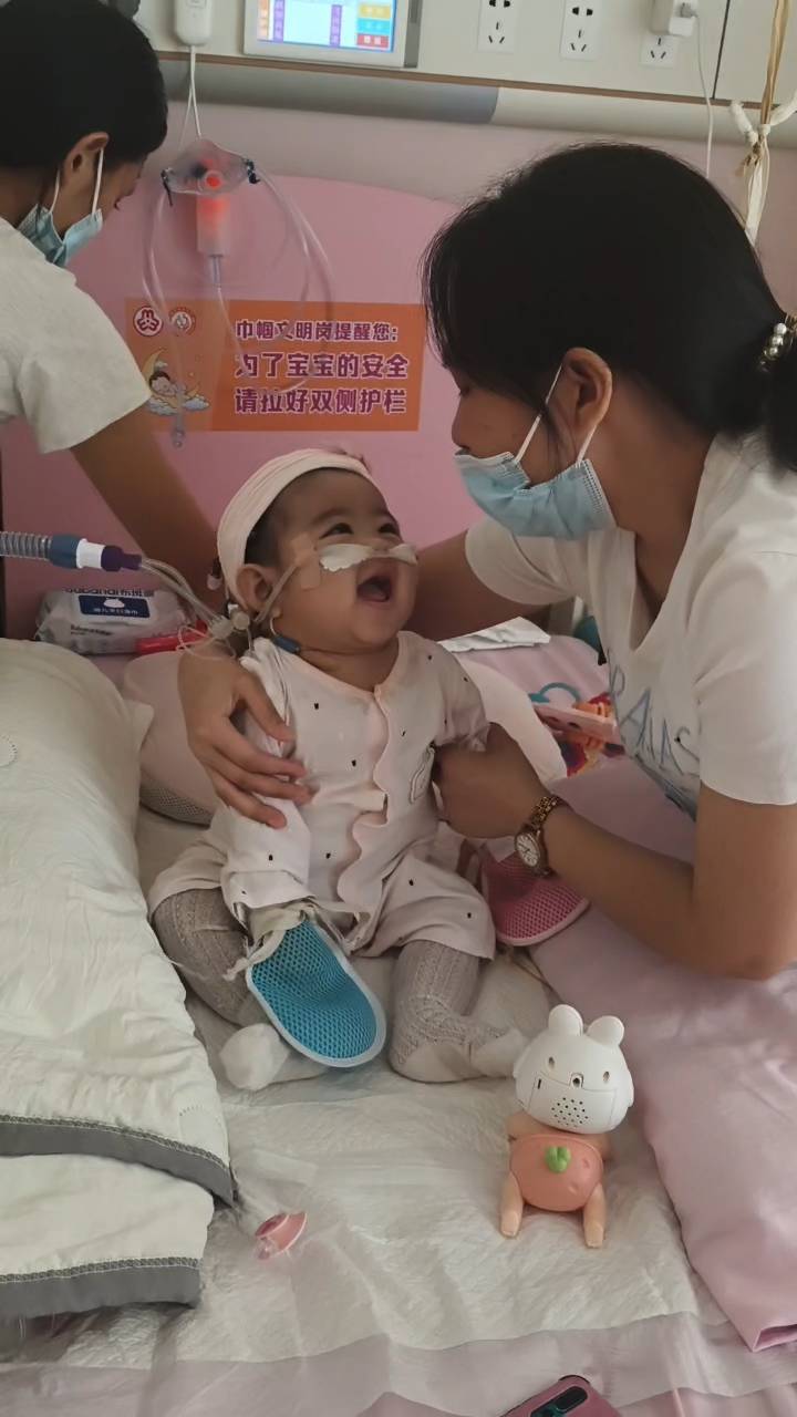 奶奶在哭<strong></p>
<p>海螺股票600585</strong>，宝宝在笑！40天女婴重病，00后父亲割肝救女，术后这一幕让网友泪奔