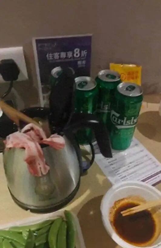 男子发视频“炫耀”用客房水壶煮火锅<strong></p>
<p>海螺股票600585</strong>，当事酒店回应