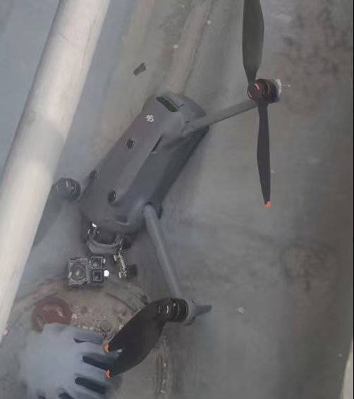 上海3人违规飞无人机将陆家嘴高楼防水层砸出坑<strong></p>
<p>海螺股票600585</strong>！类案曾曝光