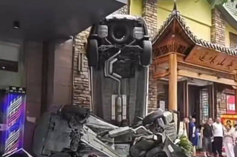 车辆失控驶入路边停车位致1死2伤<strong></p>
<p>601985股票行情</strong>，警方通报
