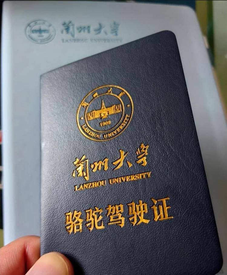 一人一驼<strong></p>
<p>古越龙山</strong>，骆驼尾气排放超标要扣分？兰大回应学生持证骑骆驼上学：骆驼驾驶证为学校文创，非官方证件