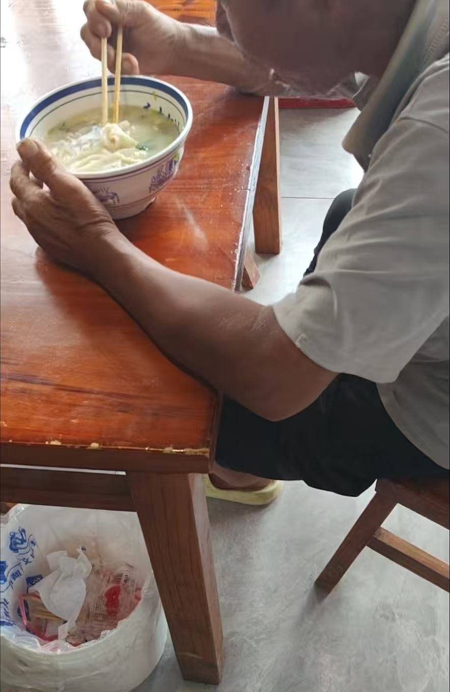 店门口大爷竹筐卖不动<strong></p>
<p>飞利信 股票</strong>，河南周口面馆老板暖心发视频帮卖，网友隔空下单：我出钱你送人