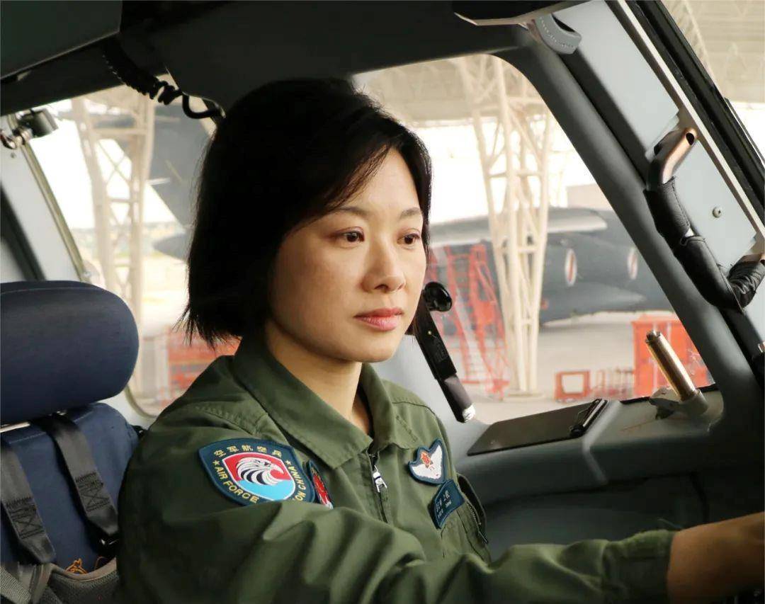 阅兵最帅女机长<strong></p>
<p>飞利信 股票</strong>，是她！