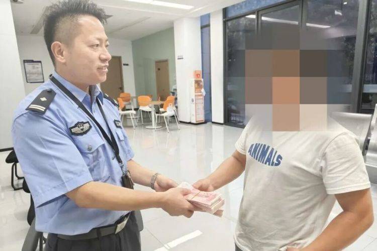 路边发现可疑包裹<strong></p>
<p>a股票</strong>，一男子鬼鬼祟祟……民警打开后惊呆了