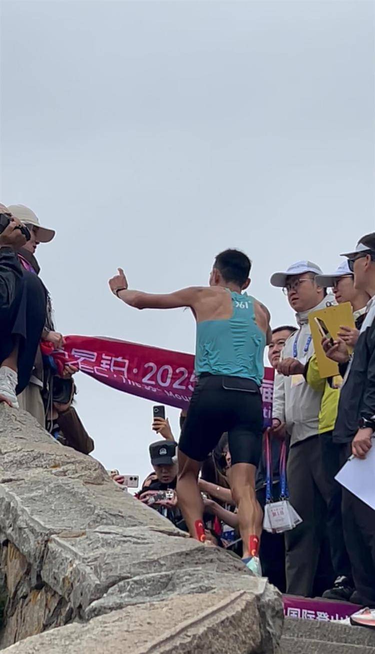 “你登上山顶<strong></p>
<p>a股票</strong>，我还没到售票处”，泰山国际登山赛一男子59分52秒夺冠，18年前他创下的56分22秒纪录至今无人打破
