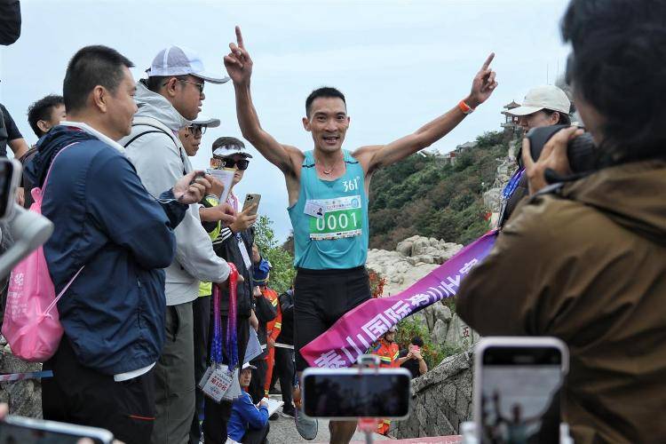 “你登上山顶<strong></p>
<p>a股票</strong>，我还没到售票处”，泰山国际登山赛一男子59分52秒夺冠，18年前他创下的56分22秒纪录至今无人打破