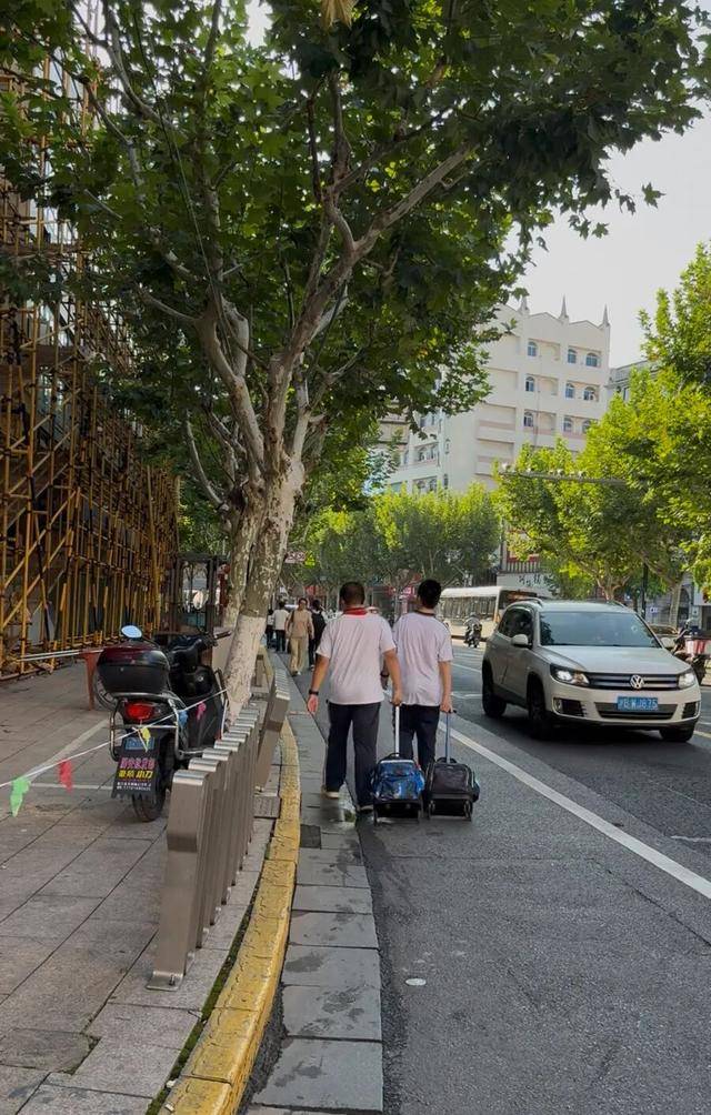事发上海校门口！学生上学像闯关：夹缝中慢慢腾挪<strong></p>
<p>股票行情图</strong>，与非机动车迎面对冲…家长担忧：何时是头