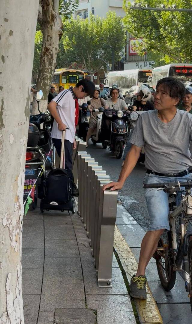 事发上海校门口！学生上学像闯关：夹缝中慢慢腾挪<strong></p>
<p>股票行情图</strong>，与非机动车迎面对冲…家长担忧：何时是头