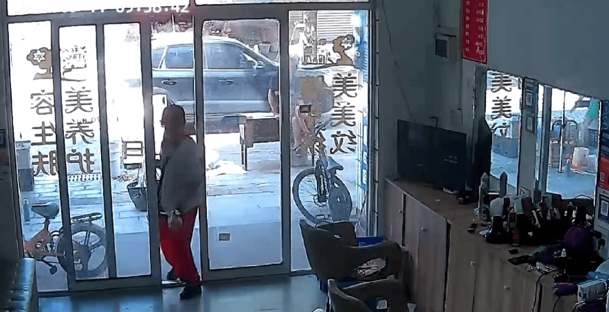 浙江一店主允许大妈门口摆摊<strong></p>
<p>新疆股票</strong>，时常被大妈“投喂”蔬果：每次收摊时，都打扫得干干净净
