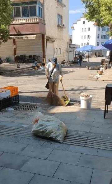 浙江一店主允许大妈门口摆摊<strong></p>
<p>新疆股票</strong>，时常被大妈“投喂”蔬果：每次收摊时，都打扫得干干净净