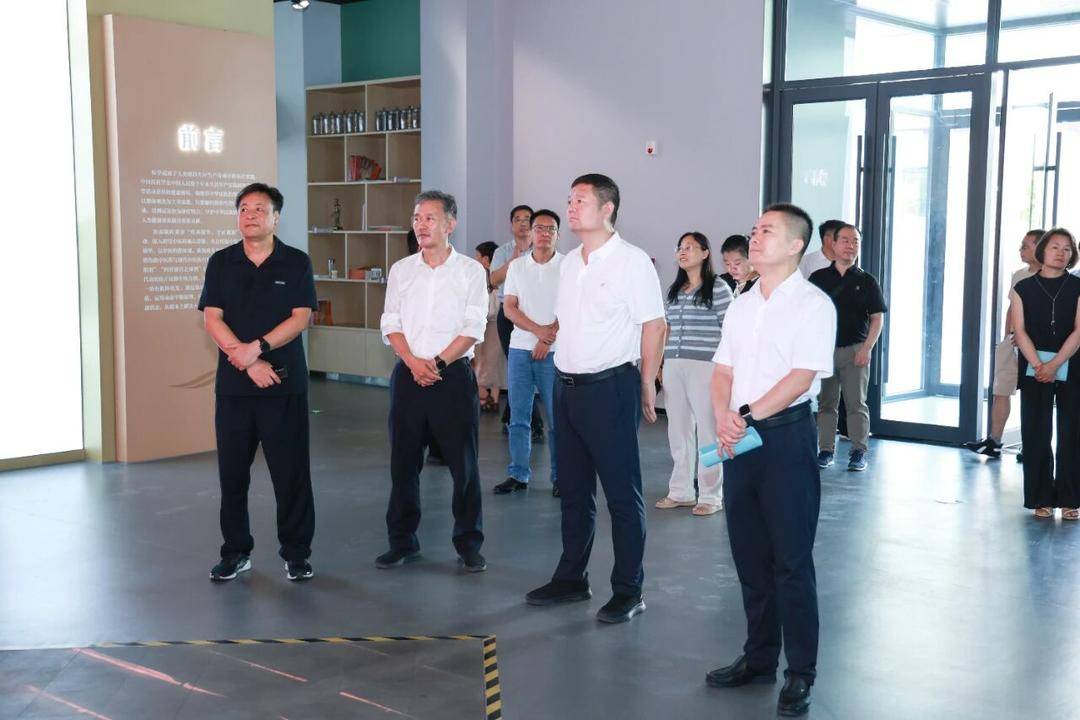 兰山区现代医药产业链人大代表产业小组一行到鲁南制药集团调研