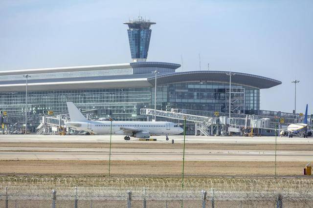 雷士照明点亮40+机场<strong></p>
<p>雷士照明股票</strong>，见证中国民航迎光腾飞