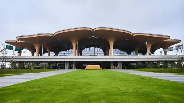 雷士照明点亮40+机场<strong></p>
<p>雷士照明股票</strong>，见证中国民航迎光腾飞