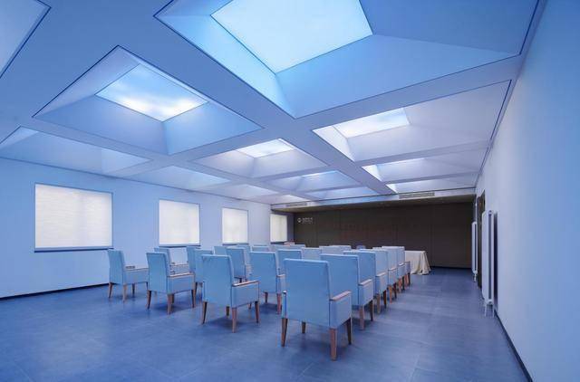 14年携手祝融奖<strong></p>
<p>雷士照明股票</strong>，雷士照明以光为媒，重塑“照明创新图鉴”